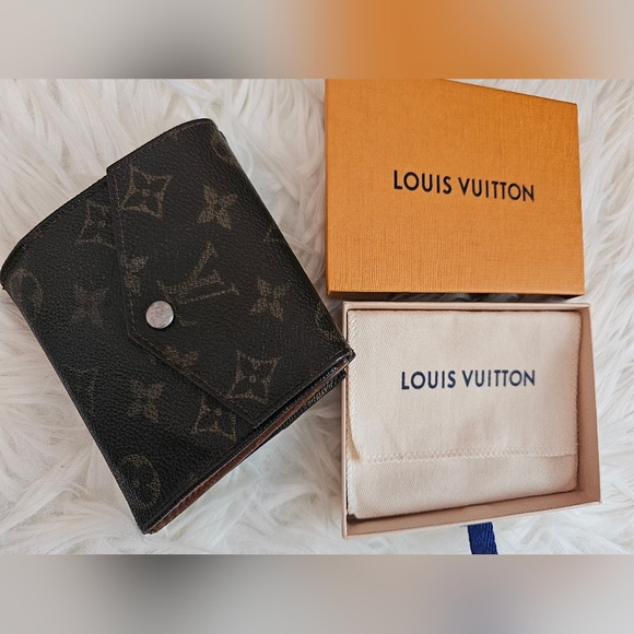 Louis Vuitton Vintage Compact Wallet. - Picture 2 of 16
